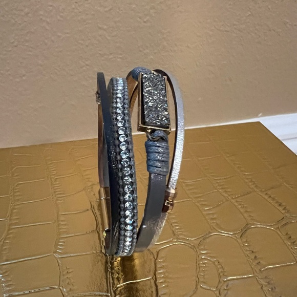 Elegant Silver and Gray Magnetic Clasp Bracelet - Picture 3 of 8